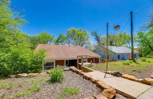 Fayetteville Retreat with Yard - Walk to Campus! - Foto 27