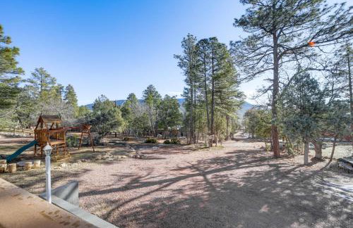 Mtn Views + Playground: Family-Friendly Pine Cabin - Foto 32