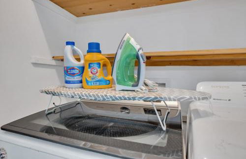 Shades of Gray 4BR Home w Mini Fridges - Foto 31