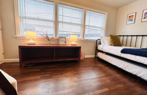 Celebration Chalet! Quant, cozy, a few blocks from BSU and close to downtown Boise, Fireplace, 4 beds, and seating for 6 Pets Welcome! - Photo 18