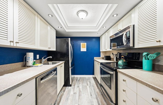 Direct Beachfront Delight by Beachside Management - Photo 11