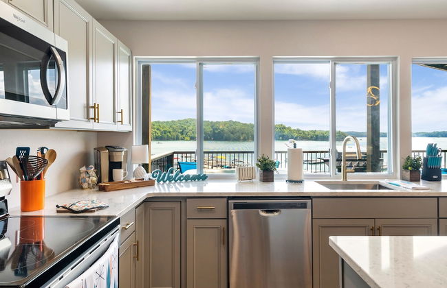 Luxury Lakehouse - Photo 27