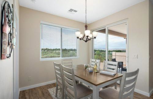 Stunning Views + Hot Tub + Location! 3 bed/3 bath - Foto 35