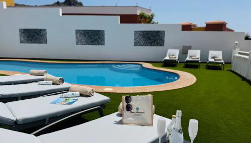 Villa Amorio a spacious modern getaway with a private heated pool & Sea Views - Foto 4