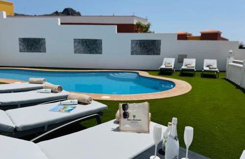 Villa Amorio a spacious modern getaway with a private heated pool & Sea Views - Foto 7