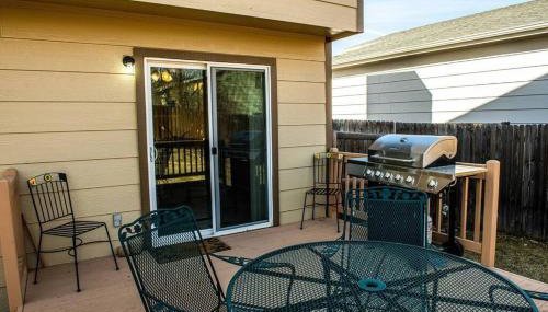 PET FRIENDLY: COZY GETAWAY, CENTRALLY LOCATED - Photo 2