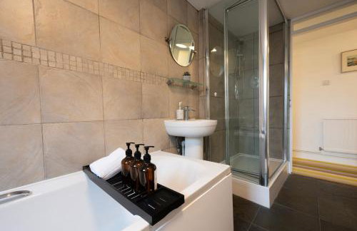 Charming 3BR Cottage Sleeps 8 - 15 Mins to Centre - Foto 44