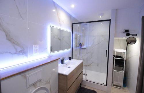 Luxury Studio, Rez de chaussée, Parking privé vidéo surveillance, Canapé haute qualité convertible couchage 2 personnes, Centre Ville proche, Restaurant, boulangerie 2 minutes à pied, Terrasse - 800mètre carré de terrain - Géré par Presta-Zen'Services - Foto 18