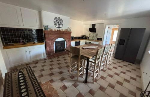 At Stéphanie and Damien's, Charming stone and pool - Foto 30