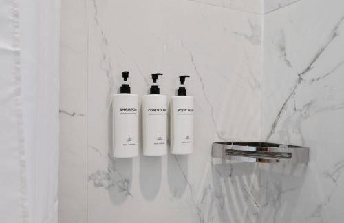 Upscale 2BR suite With Free Parking and Walkable Area - Foto 26