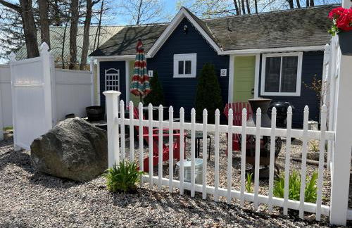 Cottage 1-2 -2 Bedroom 1 Bath End Unit with Kitchenette Private Courtyard Pet Friendly fee applies - Photo 24