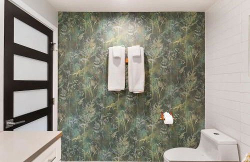 3BD Remodeled Home Near Beach - Foto 24