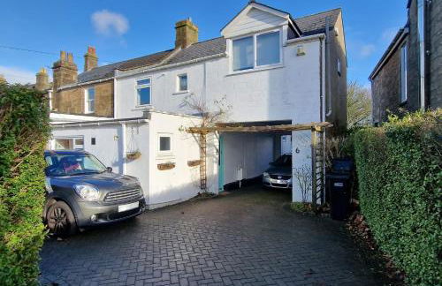 Mount Rd By N And N Stays Contractor Friendly 4 Bed House With Large Driveway, Bath - Photo 1