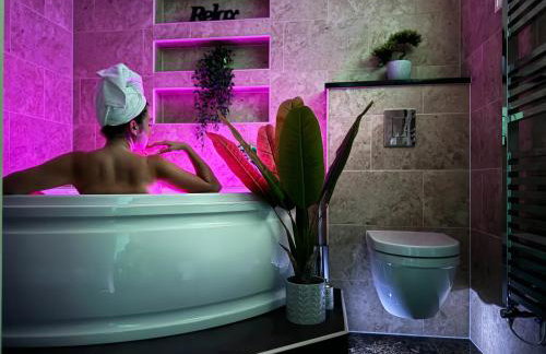 Luxurious 3Bed House with Spa Bath & Garden - Foto 10