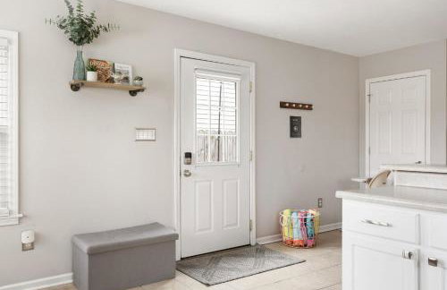 Capitol House - 3 Bed 1 Full and 1 Half Bath, Pet Friendly with Hot Tub walk to Lucas Oil Stadium - Foto 50