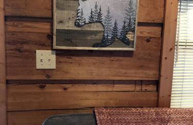 Romantic Log Cabin with Hot Tub near Cherokee National Forest, Tennessee - Foto 15