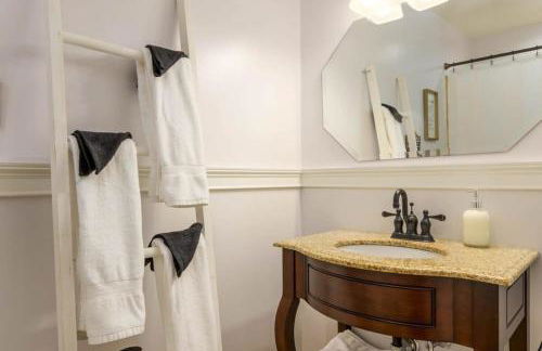 Gorgeous Alabama Home 4 Miles to Stadium Sleeps 8 - Foto 58