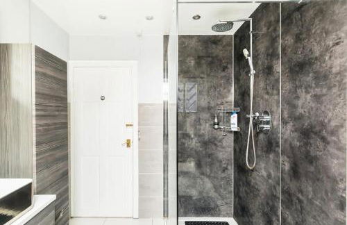 Spacious 5 Bed & Hot Tub Sleeps 12, near Stratford upon Avon - Foto 17