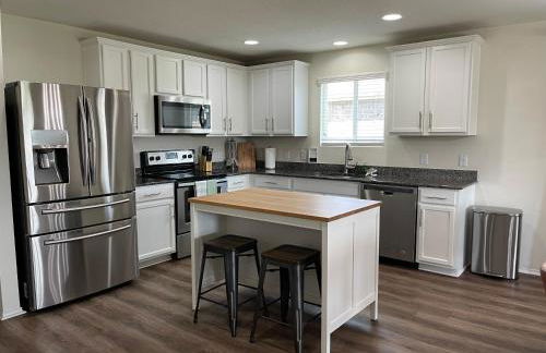 Perfect 4Bd with King Bed Vacation Home - Photo 9