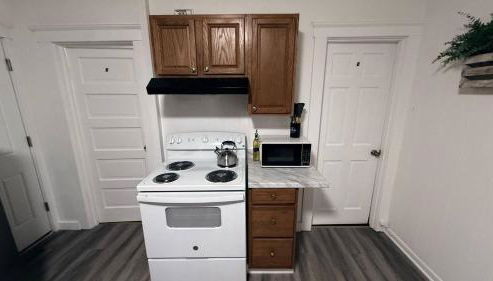 Nona - Private Room 2 with Parking, Desk & Fast WiFi near Yale, Quinnipiac, SCSU & Hospitals - Photo 4, stove, Other