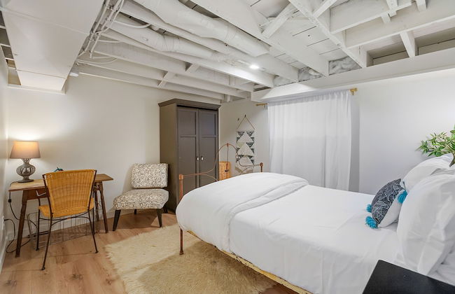 Mid-Century Vibes Basement - Foto 4