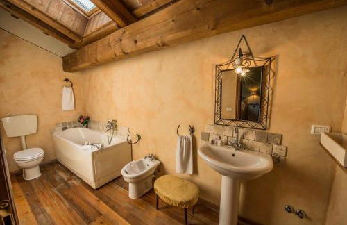 Elegant And Refined Villa With A Beautiful Blue Pool - Photo 22