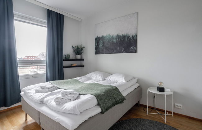 Modern 1BR Apt with Sauna, Balcony & Free Parking - Foto 2