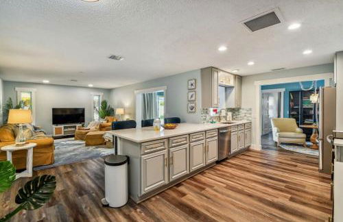 Luxury heated-pool home blocks from the beach - Foto 15