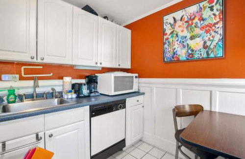 Steps to Commercial St Walk to Beach - Foto 8