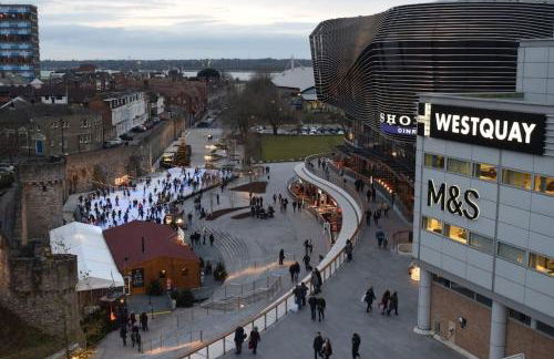 Welcome - BUSINESS or PLEASURE! Southampton 'City Vibes' # Stylish Apartment with Outdoor Courtyard! 1-4 Guests BOOK YOUR CITY BREAK or PRE-CRUISE STAY! CLOSE TO MAYFLOWER THEATRE, UNIVERSITIES, CRUISE TERMINALS, HOSPITALS & SHOPS! - Photo 48