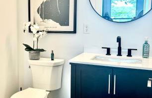 Luxe Modern Lakefront Oasis - Hot Tub, Sunset Views, Pet & Family Friendly! Close to UMF! - Foto 18