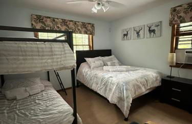 Pocono Hideout Family Home with Hot Tub Deck Sunroom Pool Big Bass Lake Larsen Lake Gouldsboro Clifton Township - Foto 48