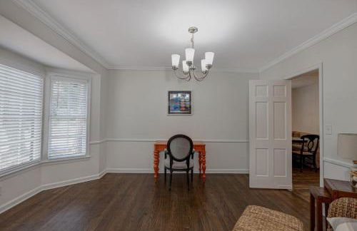 Group Getaway 6BR Near Fort Benning Huge Kitchen Private Yard - Foto 19