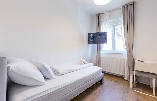 Exquisite Prestige Luxury Apartments With Shared Pool - Photo 15