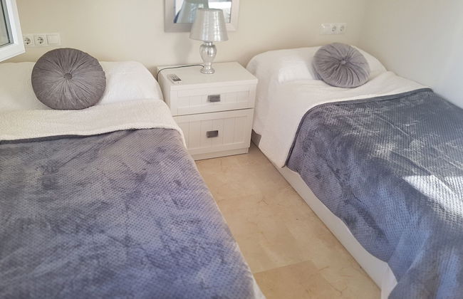 Apartmentsleeps4-pool-bbq-garden-ac - Foto 3