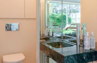 Grand Villa w/ Pool, Garden & Garage by HostWise - Foto 71