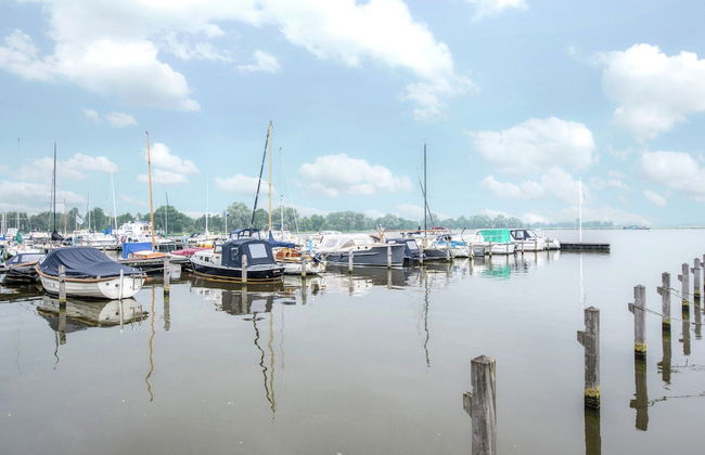 Modern Houseboat With air Conditioning Located in Marina - Foto 20