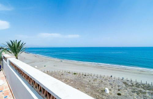 LAP- 3 bed apartment on the beach. Families only - Photo 41