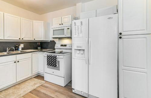 Walk to The Strand Historic Family Base with Yard! - Foto 8