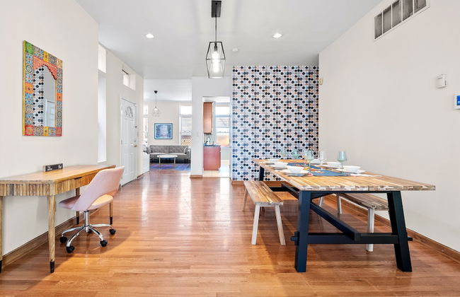 Massive Downtown Area Home... sleeps 14 - Photo 10