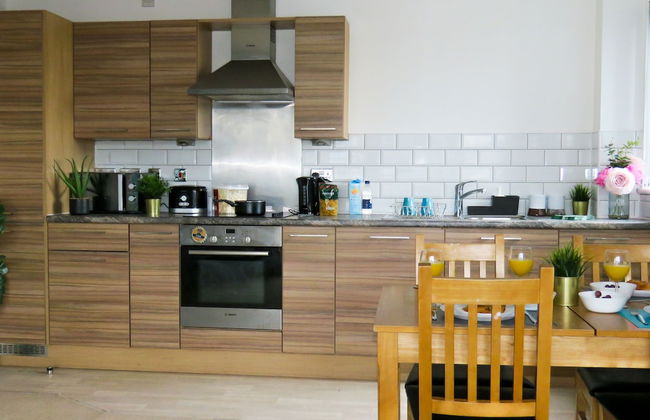 Tudors eSuites Two Bedroom & Balcony - Photo 6