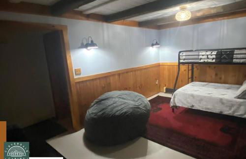 Cozy Cabin with Hottub at Cloverdale Cabins - Foto 23