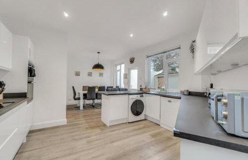 JUNGLE HOT TUB, games room, near eateries, micro brewery, pubs, beauty salons and boutique shops, Argyle, free Netflix, in the heart of Plymouth - Dogs welcome - Hosted by Absolute Accommodation Plymouth - Foto 38