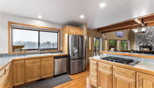 Beautiful Private Lake Lodge with Private Dock and Mountain Views - Foto 3