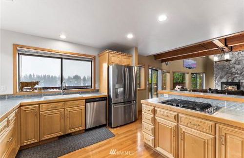 Beautiful Private Lake Lodge with Private Dock and Mountain Views - Foto 3