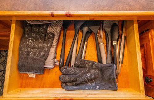 Riverfront Little Red Cabin, Hot Tub, World-class Trout Fishing, Views & Boat Access - Photo 45