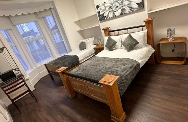 PRIVATE ROOMs In TOWN CENTRE FREE PARKING WIFI AND PATIO WITH AA STAY LTD - Foto 2