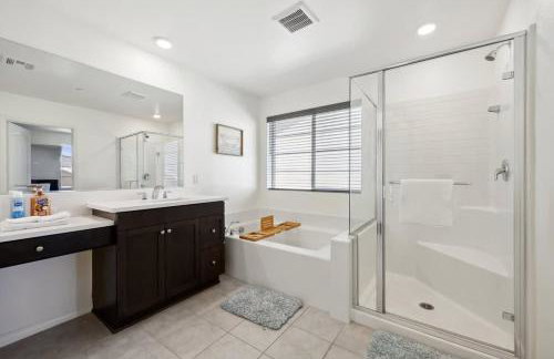 Entire Private Home with 5 Bedrooms 3 Bathrooms, 3000 sqft, Gated Yard, Garage, Nice View, Available Now - Foto 10