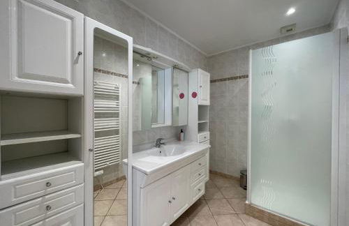 Saint Ho Mer Maison lumineuse vue mer 8 pers 4 chambres 2 sdb 2 WC étage rénové en 2025 belle terrasse grand jardin clos parking 8 mn à pied petite plage grand jardin près de Port en Bessin, Bayeux et plage Omaha beach - Foto 16