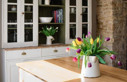 Gleneda Cottage - a renovated, traditional Cotswold cottage full of charm with fireplace and garden - Photo 8